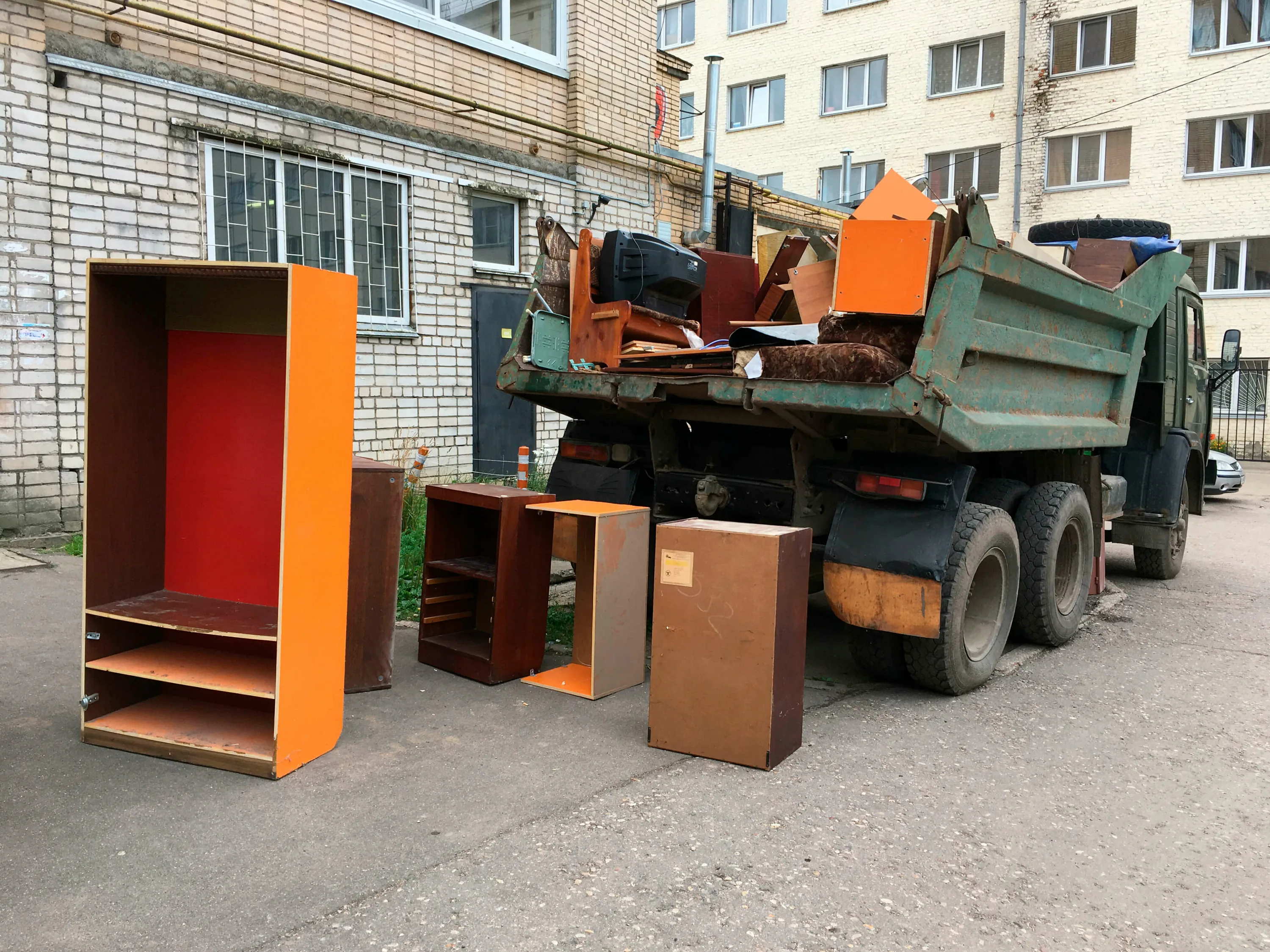 Утилизация старой мебели с вывозом и разбором в Ярославле в октябре