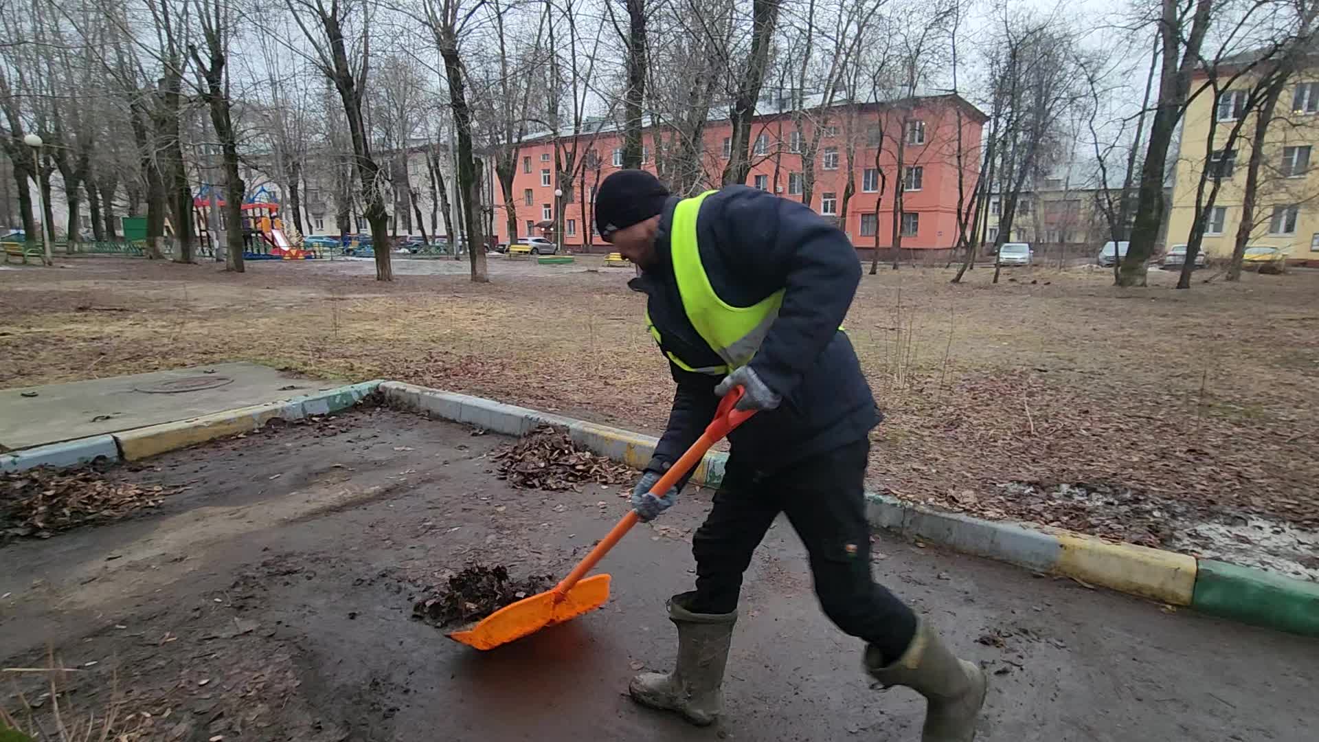Уборка территорий в Ярославле в октябре