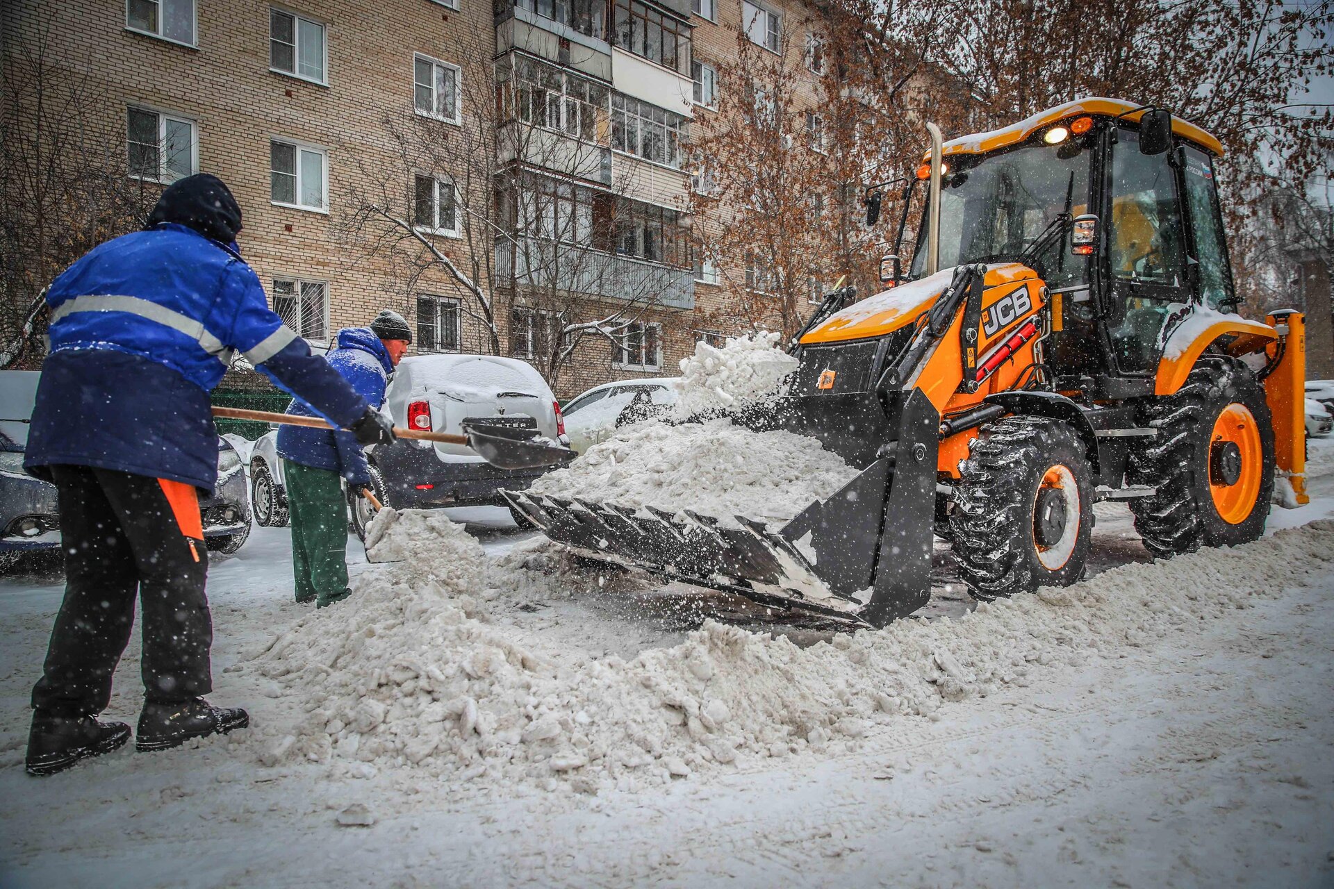 Очистка дворов от снега и наледи в Ярославле — уборка снега, трактор и ручная, цены от 513 руб. | ПроМусор