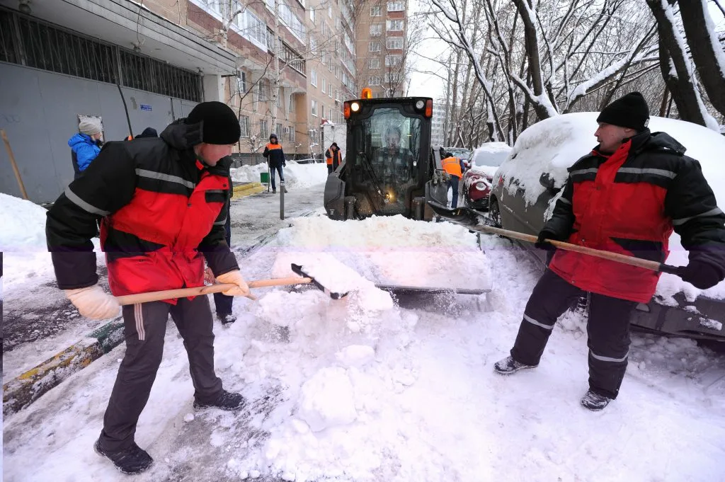 Очистка дворов от снега с гарантией результата в Ярославле в октябре