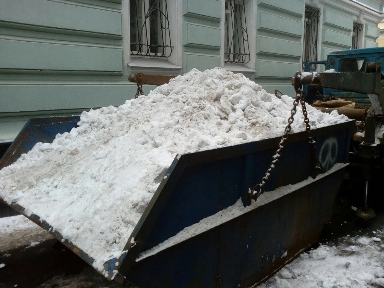 Вывоз снега контейнерами в Ярославле в октябре